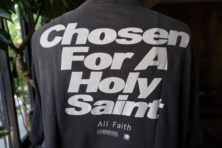 SAINT Mxxxxxx CHOSEN SS TEE/BLK Burst pattern/fingerprint print Chosen Tee Washed black S-XL Look for cylindrical fabrics without side seams. Don’t buy open-width fabrics anymore. It’s boring. Assute garment dyeing. Spray the whole piece with Ma Liu. Re-spray heavy fade. Collar and cuffs are frayed. Many places are broken. Authentic grade printing restored. Original consistent main mark/wash mark/with little angel anti-counterfeiting label.